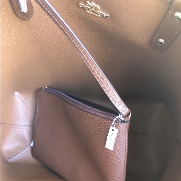 NWT Coach Tote with pouch - Picture 4 of 6